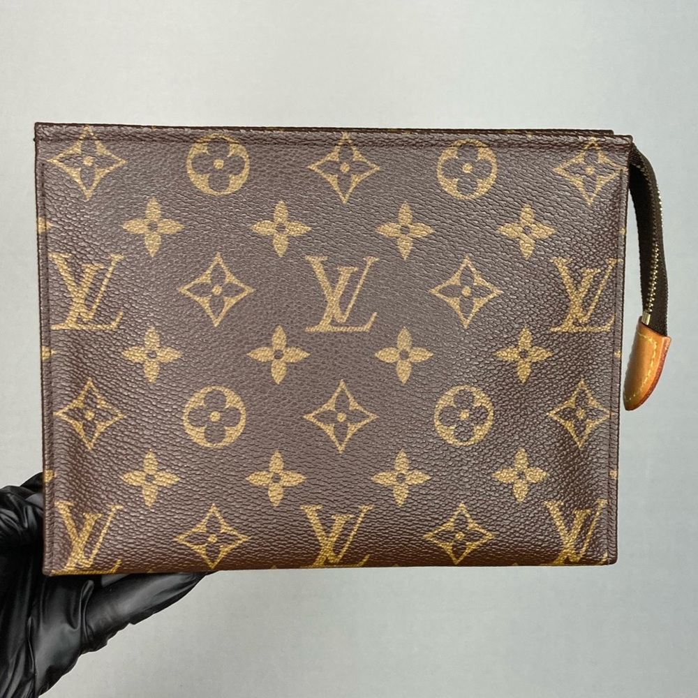 Louis Vuitton Toiletry 19